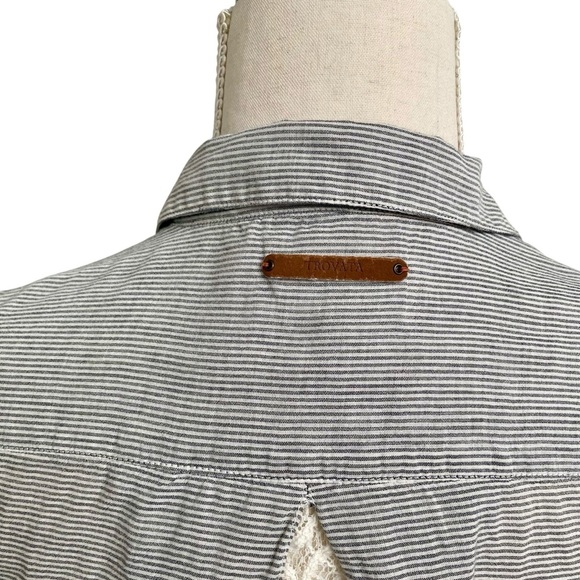 Birds of Paradis by Trovata Gray Stripe Lace Back Button Front Shirt Small - Picture 9 of 15